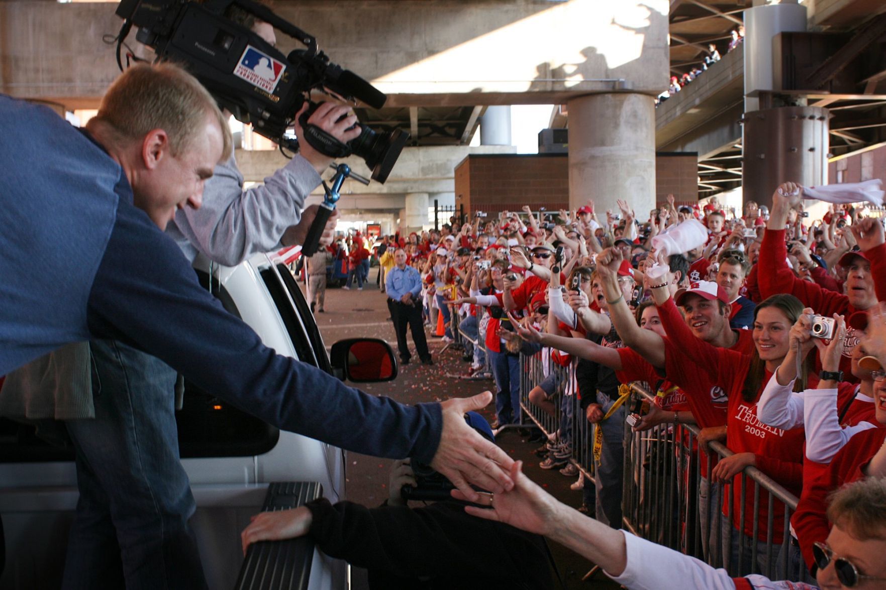 David Eckstein slaps hands with fan during World Series parade in 2006